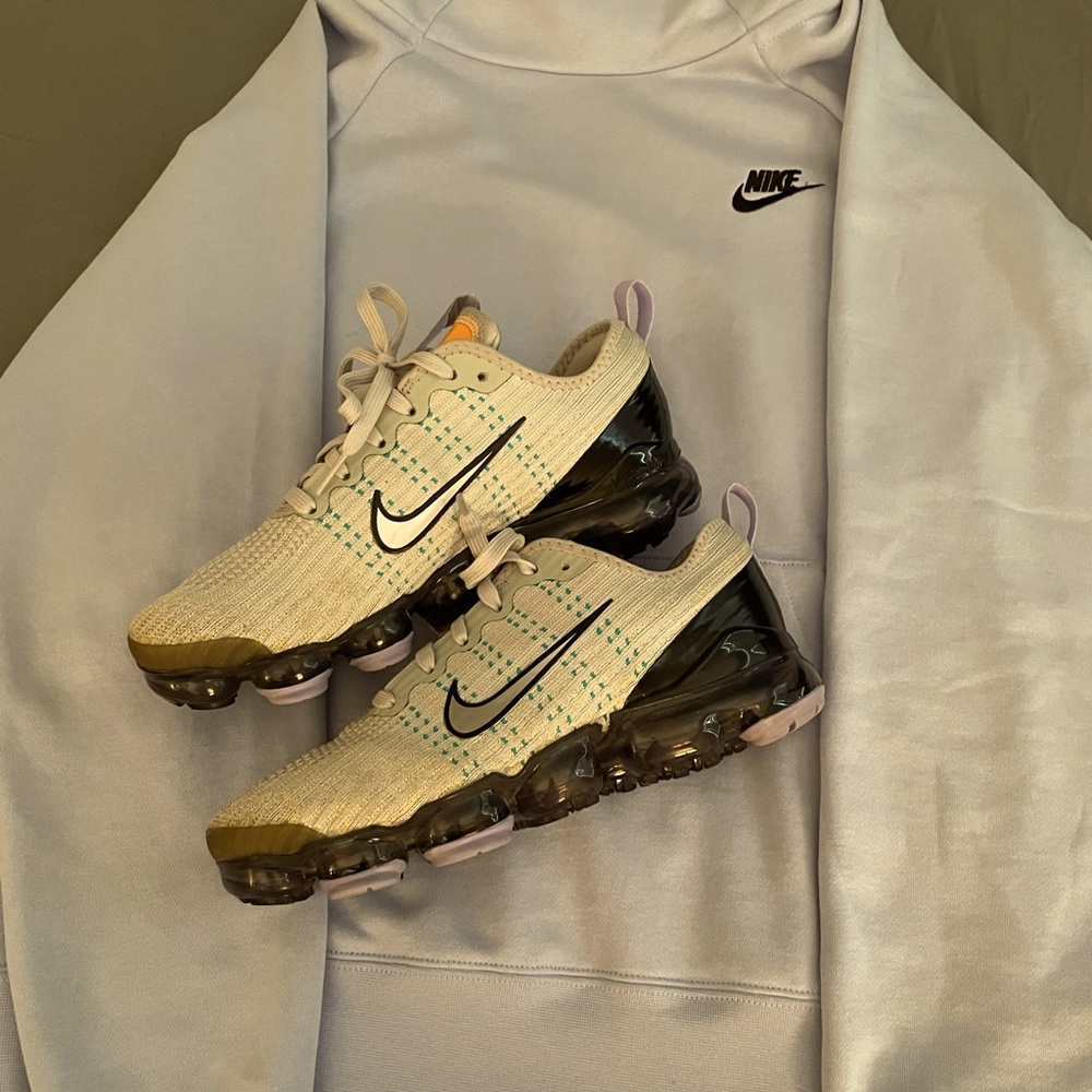 Air Vapormax Flynit 3 (GS) 6.5 Y = 8 in Women’s (HOODIE NO LONGER INCLUDED)
